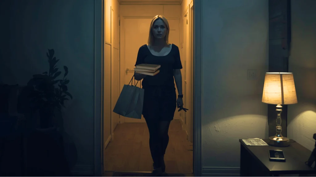 Personne rentrant seule chez elle le soir avec une sensation de solitude et de vide émotionnel